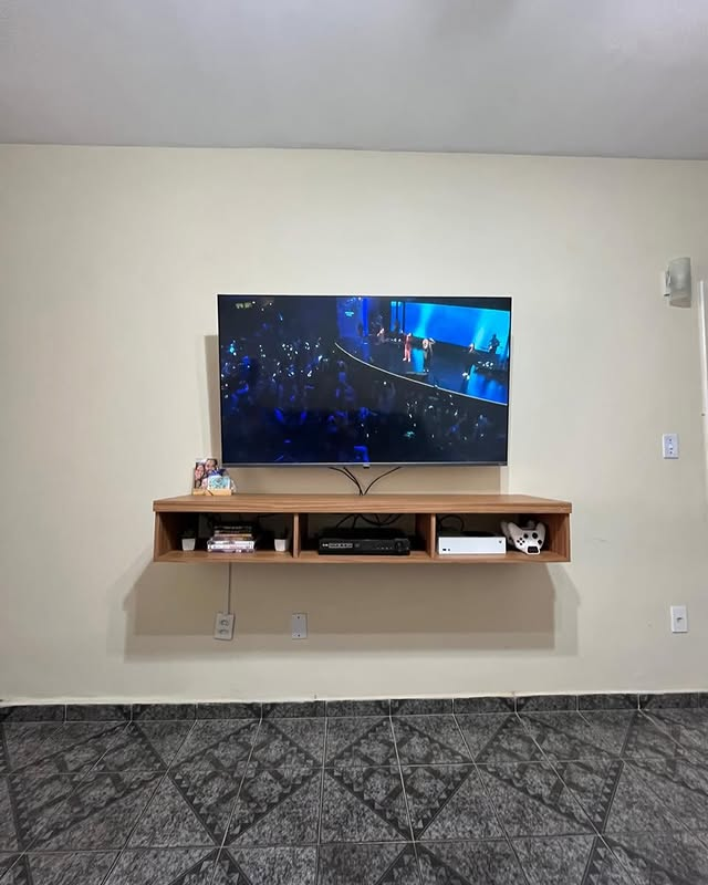 Painel de TV suspenso